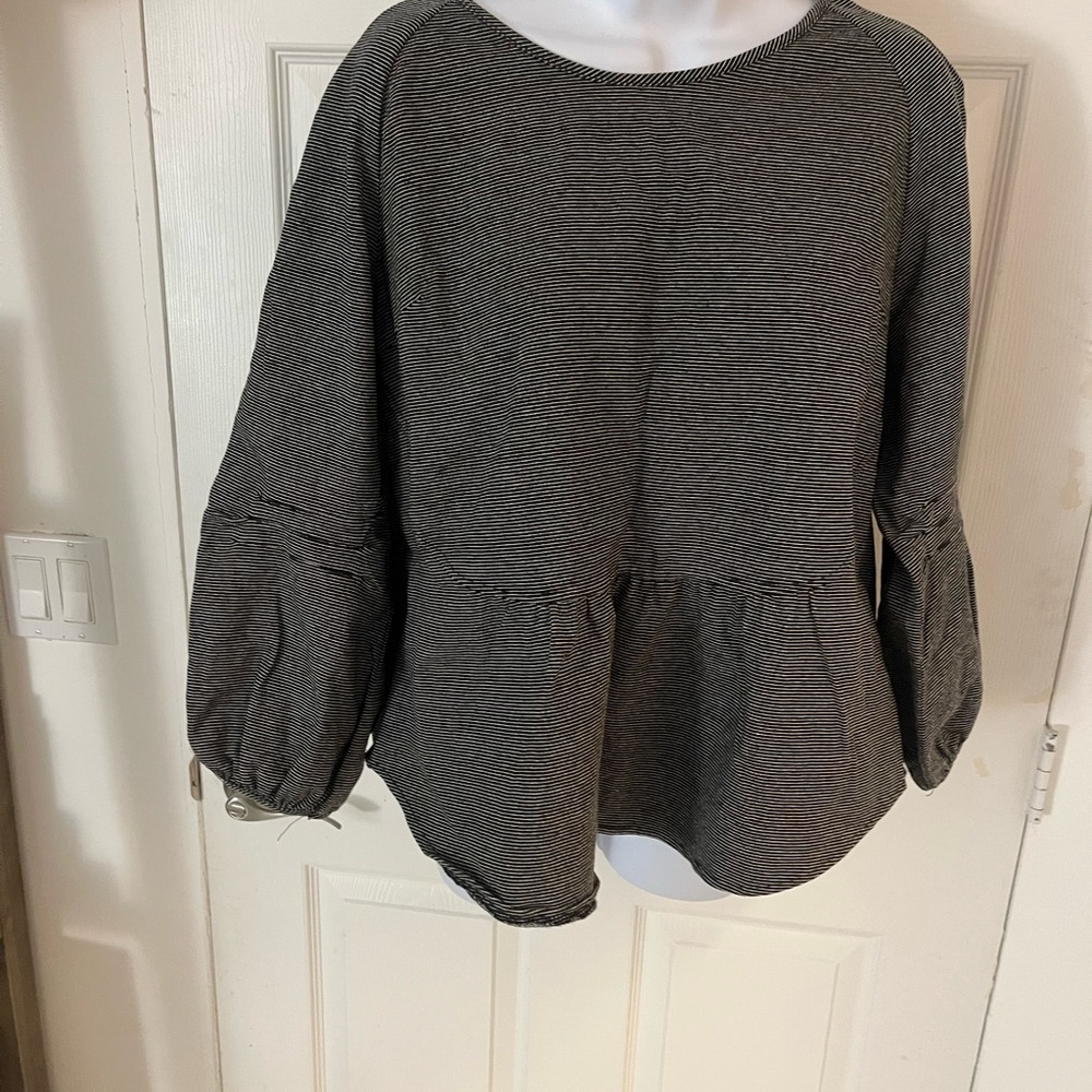 REI Gray Puff Sleeve Peplum Blouse